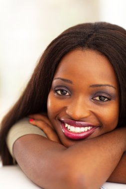 oldukça genç bir Afrikalı-Amerikalı kadın portre