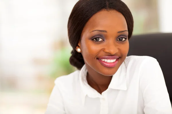 Joven mujer de negocios afroamericana primer plano retrato en la oficina —  Fotos de Stock