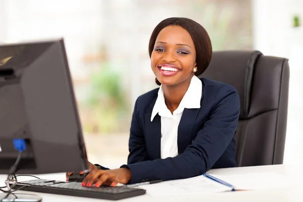 Empresária americana africana feliz trabalhando no escritório — Fotografia de Stock