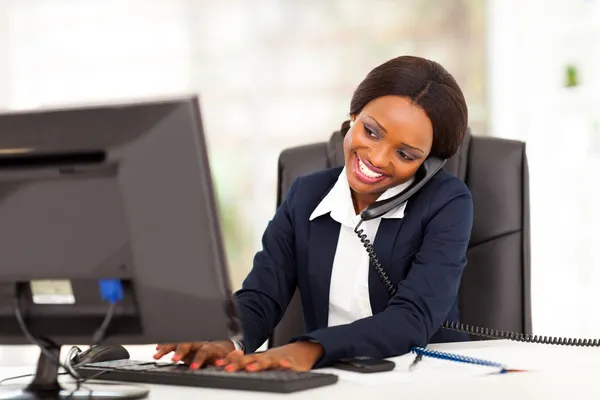 Hermosa joven mujer de negocios afroamericana trabajando en el cargo —  Fotos de Stock