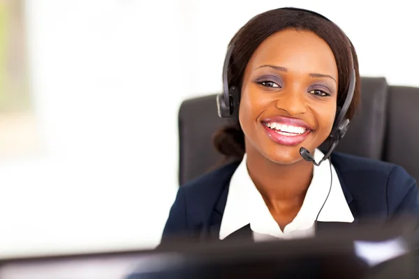 Telefonista afro-americano feliz na frente do computador — Fotografia de Stock