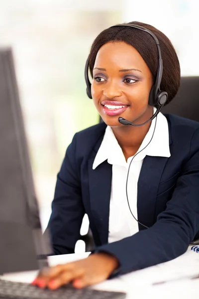 Operador de soporte en línea afroamericano usando computadora — Foto de Stock