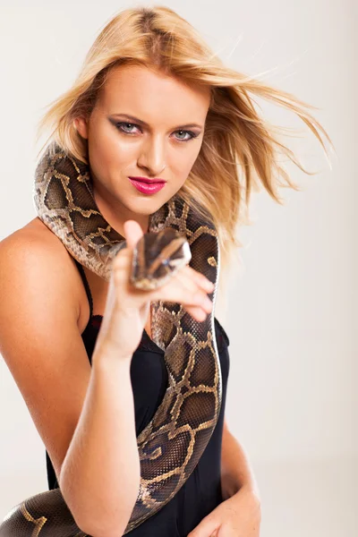 Sexy Mladá blondýnka s python — Stock fotografie