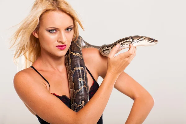Ganska ung kvinna med python — Stockfoto