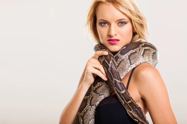 Mulher de moda jovem atraente com python — Fotografia de Stock