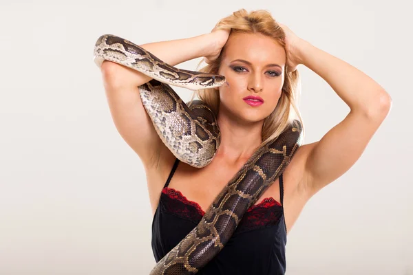 Sexig ung blond kvinna poserar med python — Stockfoto
