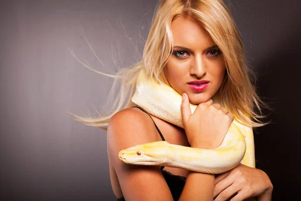 Atraktivní blondýnka drží Pythonu na rameni — Stock fotografie