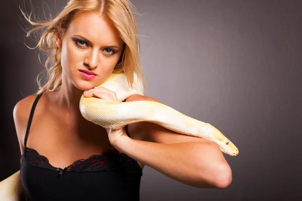 Cool fashion woman holding python on her shoulder — Stock Photo, Image