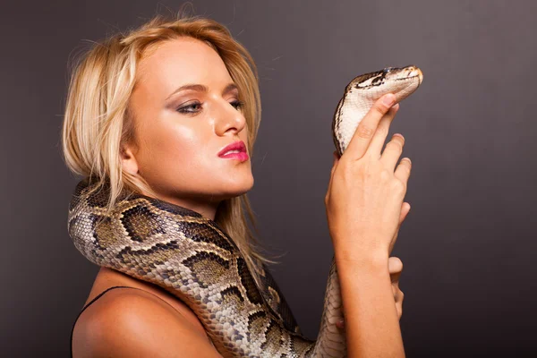 Jolie jeune femme tenant python — Photo
