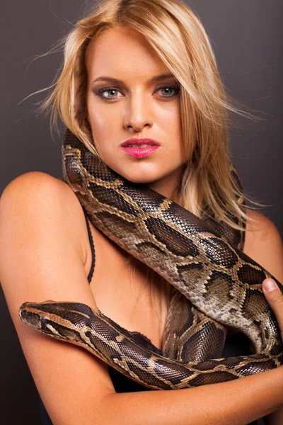 Boynundaki python ile çekici genç kadın — Stok fotoğraf