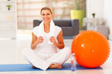 Olgun kadın fitness egzersiz sonrası egzersiz minderi dinlenme