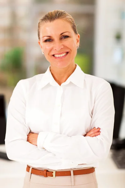 Feliz mujer de negocios senior en la oficina moderna — Foto de Stock