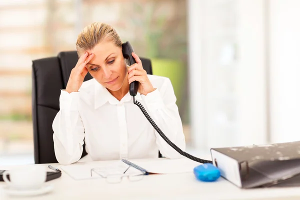 Sério mulher de negócios de meia-idade falando ao telefone — Fotografia de Stock