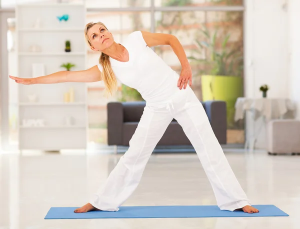 Healthy mature woman doing exercise at home — Stock Photo, Image