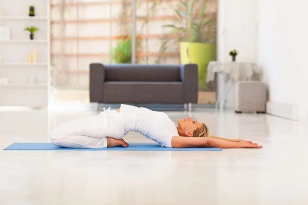 Madura dama haciendo yoga en casa —  Fotos de Stock