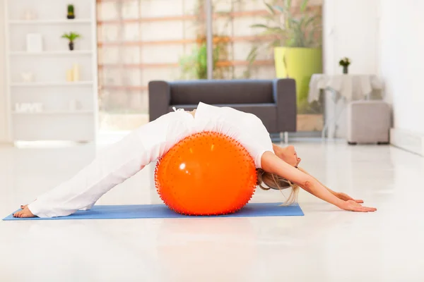 Middle aged woman workout on exercise ball at home — Stock Photo, Image