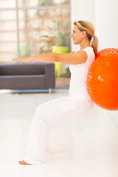 Ajuste entrenamiento de mujer de mediana edad con bola de ejercicio — Foto de Stock