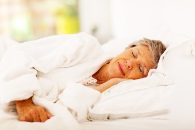 jonge vrouwelijke verzorger helpen senior vrouw opstaan