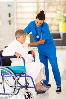 dost caregiver tekerlekli sandalye üzerinde üst düzey kadın yardım
