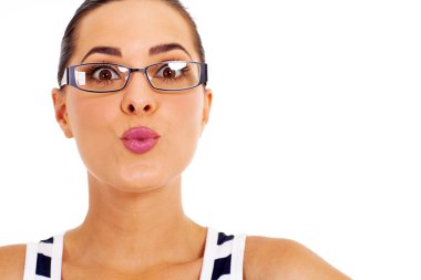 genç kadının öpücüğü poz üzerinde beyaz izole eğlenceli