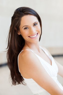 Beyaz elbise gülüyor içinde neşeli genç kadın