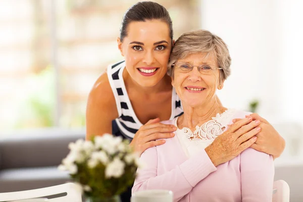 Mooie vrouw en senior moeder thuis — Stockfoto