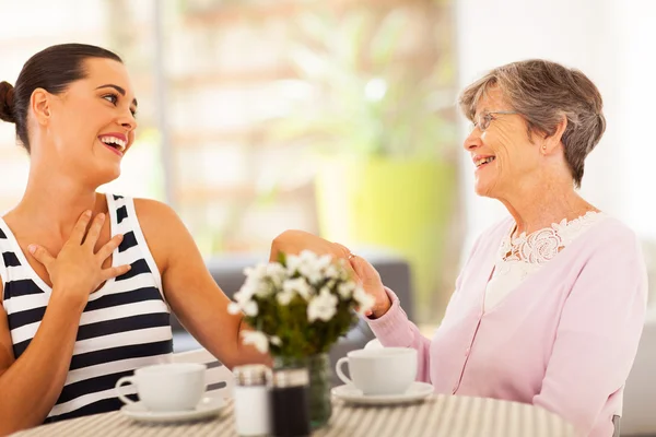 Senior-Oma schaut sich den neuen Ring der Enkelin an — Stockfoto