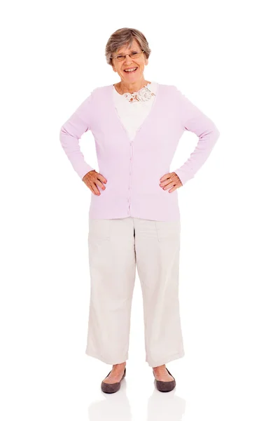 Yaşlı kadın tam uzunlukta portre beyaz zemin üzerine — Stok fotoğraf
