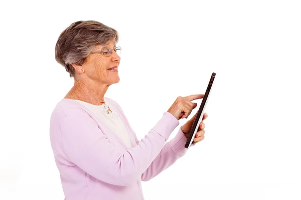 Mujer mayor usando tableta aislada en blanco — Foto de Stock