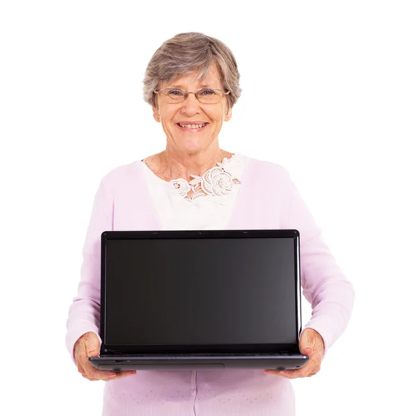 白で隔離されるラップトップ コンピューターを保持している年配の女性 — ストック写真