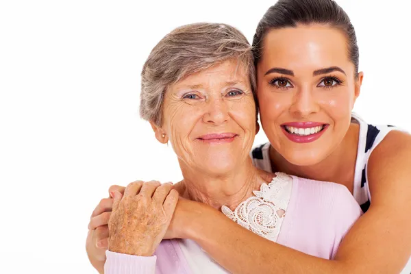 Mère aînée heureuse et fille adulte gros plan portrait sur blanc — Photo