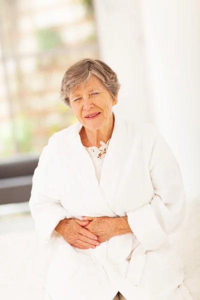 Senior mulher sentindo-se doente em casa — Fotografia de Stock