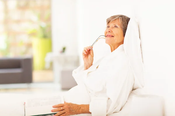 Senior mulher deitada na cama sonhando acordado — Fotografia de Stock