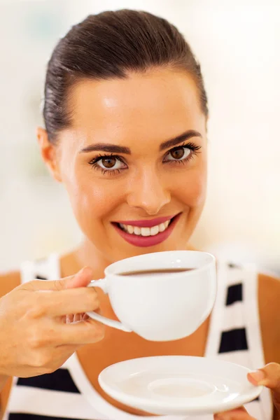 Close-up van mooie jonge vrouw drinken tea — Stockfoto