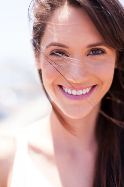 Zonnige jonge vrouw lachen close-up — Stockfoto