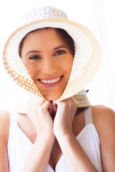 Bonito jovem mulher com verão chapéu closeup — Fotografia de Stock