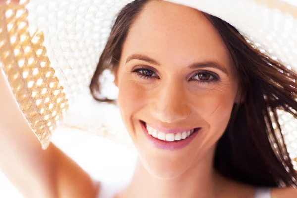 Close-up van mooi meisje met zomer hoed — Stockfoto