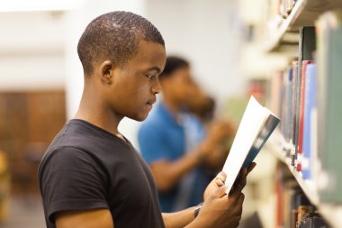 Kütüphanede okuma erkek Afrikalı üniversite öğrencisi