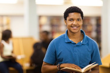 Erkek, Afro-Amerikan Koleji Öğrenci okuma kitabı kitaplığı