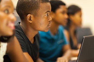 Konferans odasında Afro-Amerikan Koleji öğrenci grubu