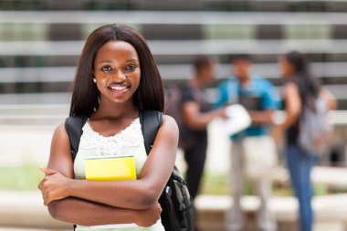 mutlu Afrika üniversiteli kız açık havada modern kampüs