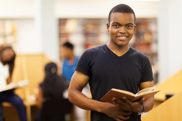 Mężczyzna african american studentka w bibliotece — Zdjęcie stockowe