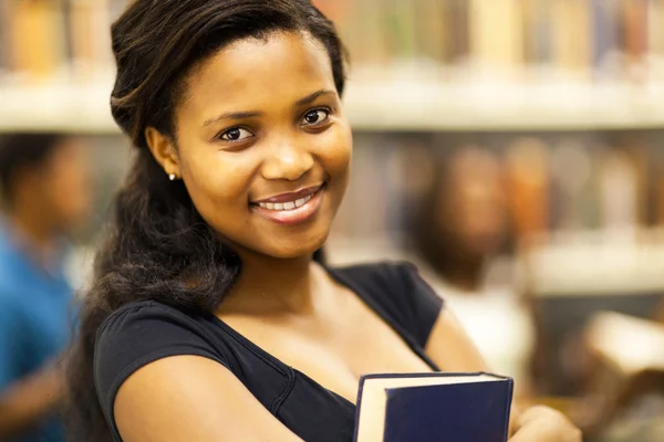 Carino africano americano college ragazza primo piano ritratto — Foto Stock