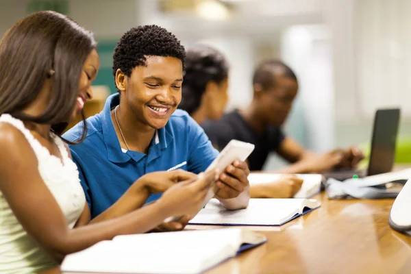 Heureux étudiants africains utilisant ensemble tablette ordinateur — Photo