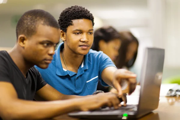 Étudiants africains utilisant un ordinateur portable ensemble — Photo