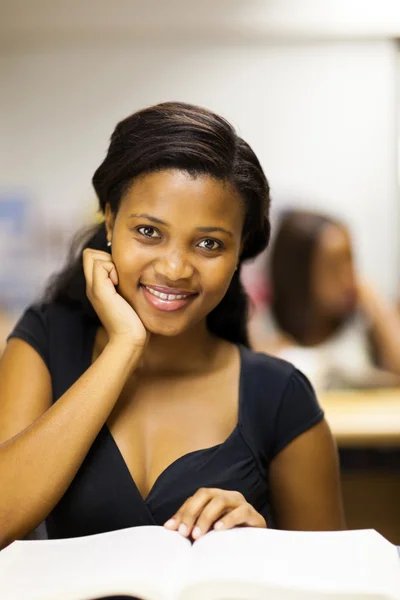 Beautiful african american college student reading book — Stock Photo, Image