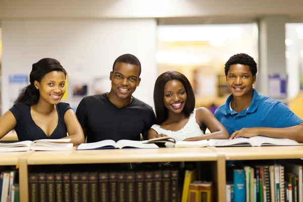 Grupa afrykańskich studentów w bibliotece — Zdjęcie stockowe