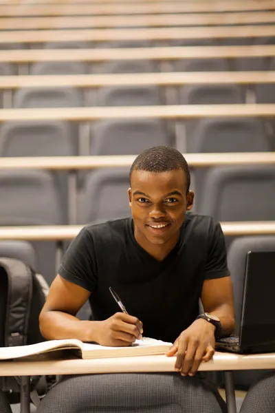 Maschio africano americano college studente in aula magna — Foto Stock