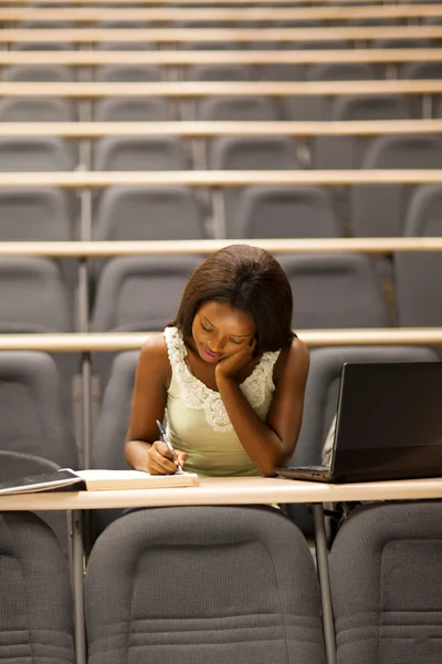 Vrouwelijke Afro-Amerikaanse universiteitsstudent zitten in collegezaal — Stockfoto