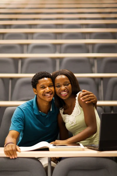 Afrikaanse college vriendin en vriend in collegezaal — Stockfoto